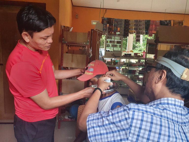 Pemeriksaan pendengaran  dan memberikan alat pelindung Telinga bagi para pekerja di Kecamatan Sesean Toraja Utara