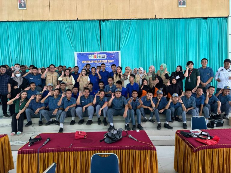Penyuluhan , Pemeriksaan telinga  dan pendengaran pada siswa SMK 5 Makassar