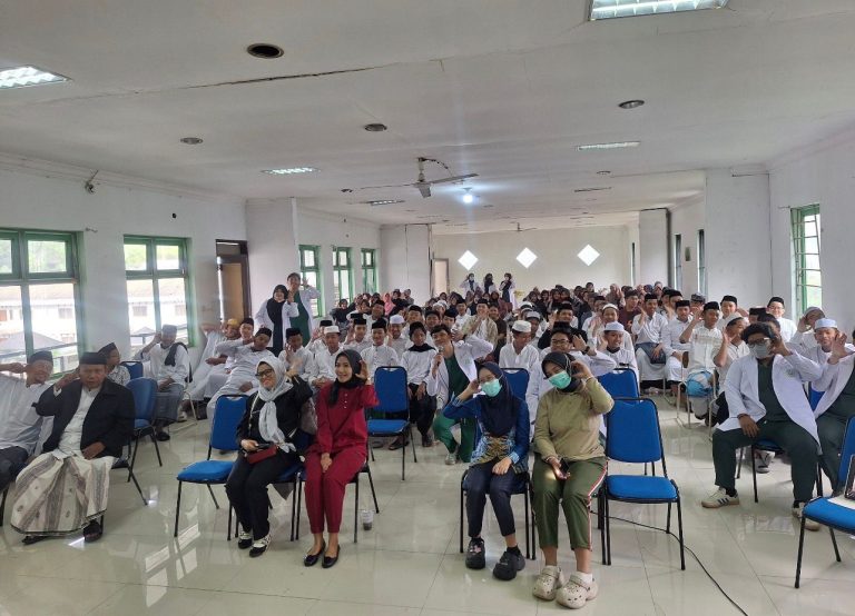 Penyuluhan Bahaya Gadget bagi pendengaran dan BBT pada santri Ponpes Misbahunnur Cipageran Cimahi.